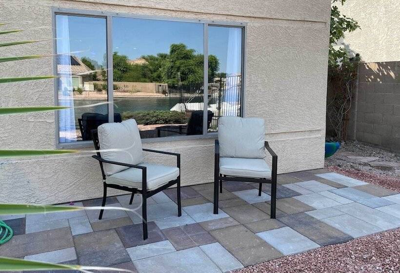 Beautiful Lakefront Peoria Home W/ Community Pool
