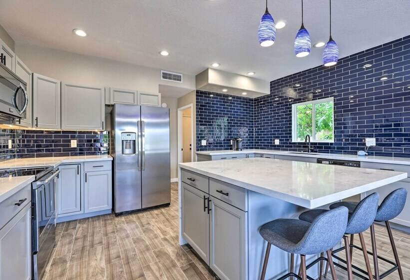 Beautiful Lakefront Peoria Home W/ Community Pool