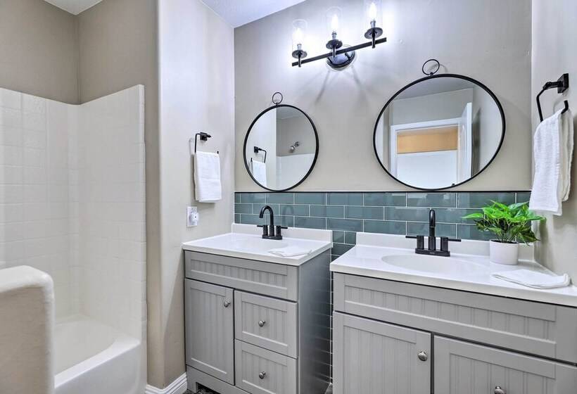 Beautiful Lakefront Peoria Home W/ Community Pool