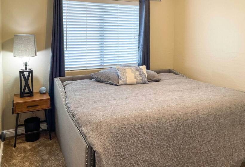 Beautiful Lakefront Peoria Home W/ Community Pool