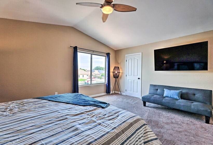 Beautiful Lakefront Peoria Home W/ Community Pool