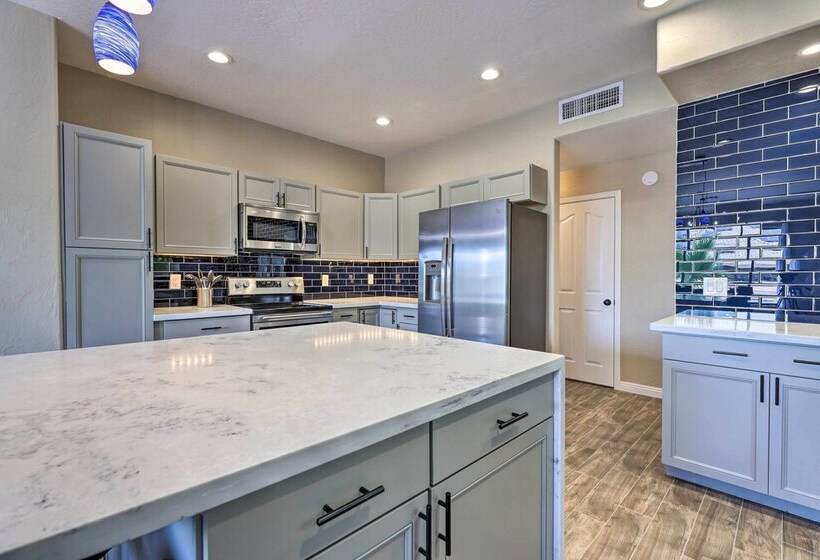 Beautiful Lakefront Peoria Home W/ Community Pool