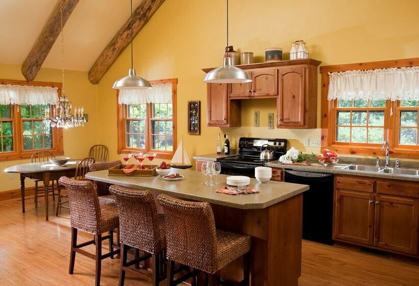 민박 Chanticleer Cabins