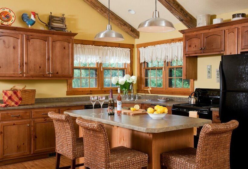 민박 Chanticleer Cabins