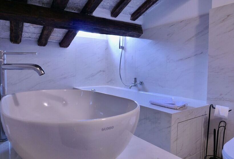 تختخواب و صبحانه Helmirage Suite Via Del Corso