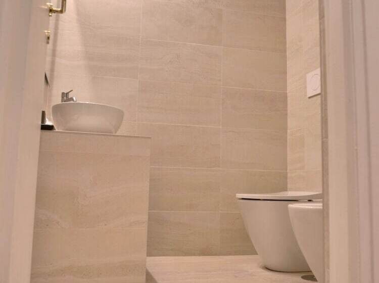 تختخواب و صبحانه Helmirage Suite Via Del Corso