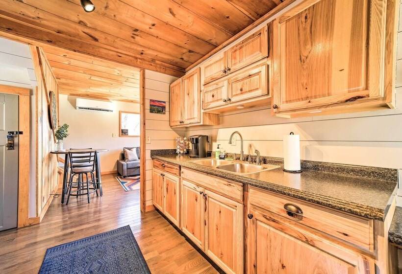 Blue Sky Cottage:  Romantic Retreat W/ Mtn Views!