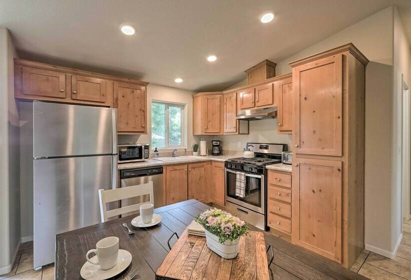 Bright & Modern Flagstaff Cottage Escape!