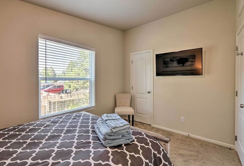 Bright & Modern Flagstaff Cottage Escape!