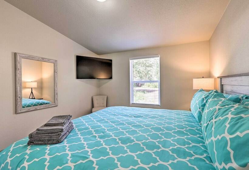 Bright & Modern Flagstaff Cottage Escape!