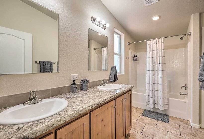 Bright & Modern Flagstaff Cottage Escape!