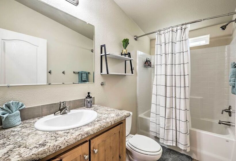 Bright & Modern Flagstaff Cottage Escape!