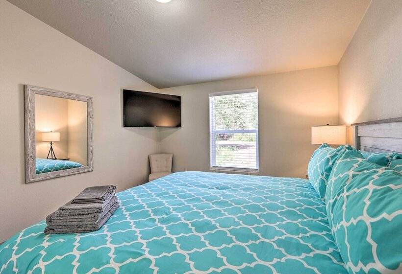 Bright & Modern Flagstaff Cottage Escape!