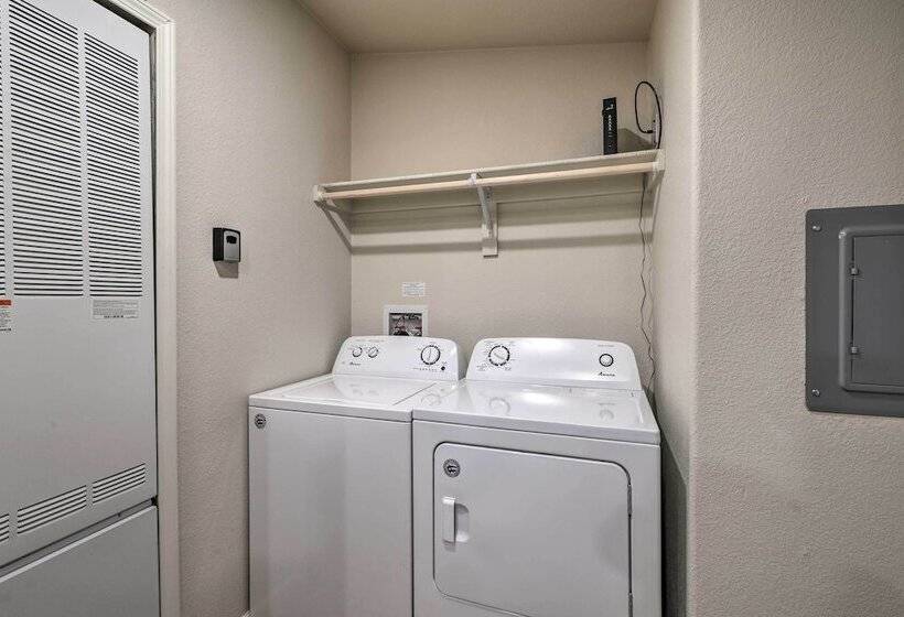 Bright & Modern Flagstaff Cottage Escape!