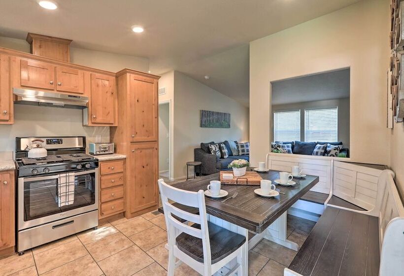 Bright & Modern Flagstaff Cottage Escape!