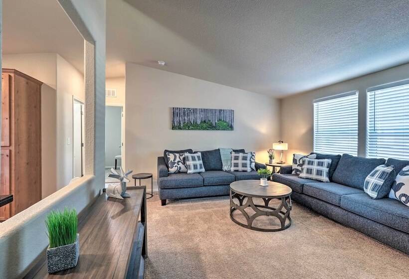 Bright & Modern Flagstaff Cottage Escape!