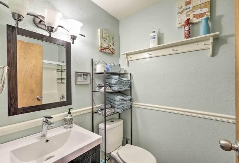 Bright Pine Cabin: Direct Trail Access & Deck!