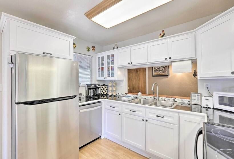 Bright Pine Cabin: Direct Trail Access & Deck!