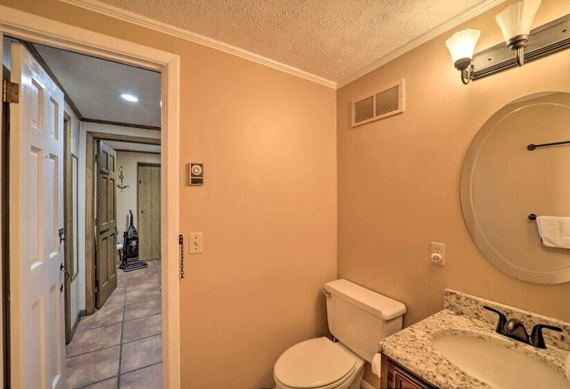 Hot Tub & Scenic Views: Beech Mountain Retreat