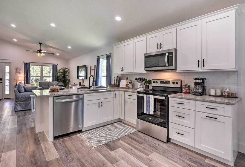 Charming Florida Retreat < Half Mile To Beach!