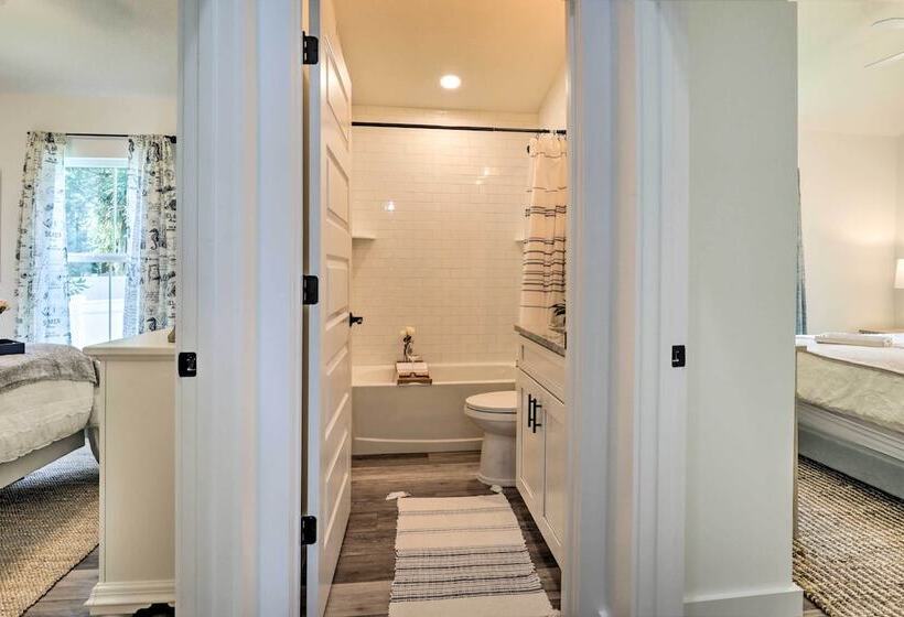 Charming Florida Retreat < Half Mile To Beach!