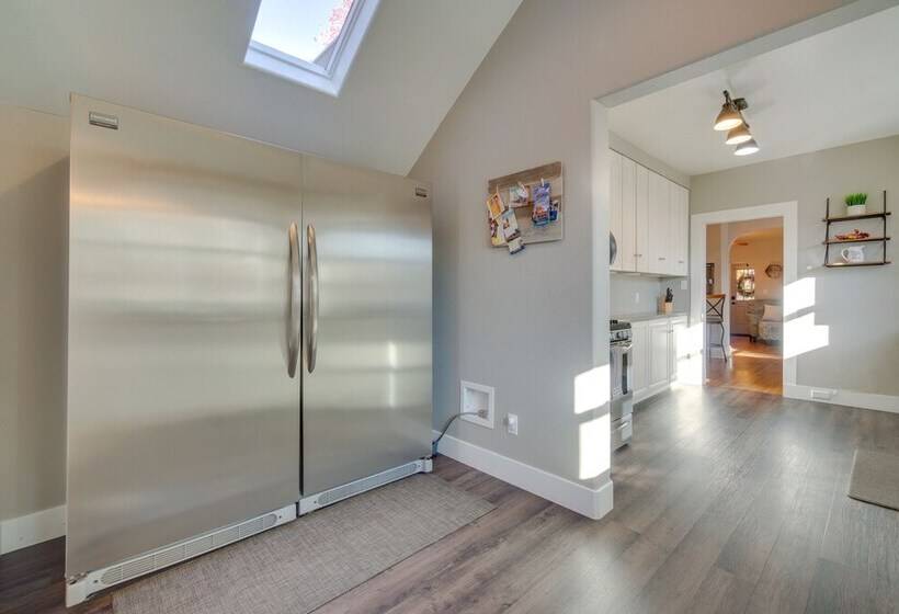 Charming Getaway, Walk To Windsor Lake & Downtown!