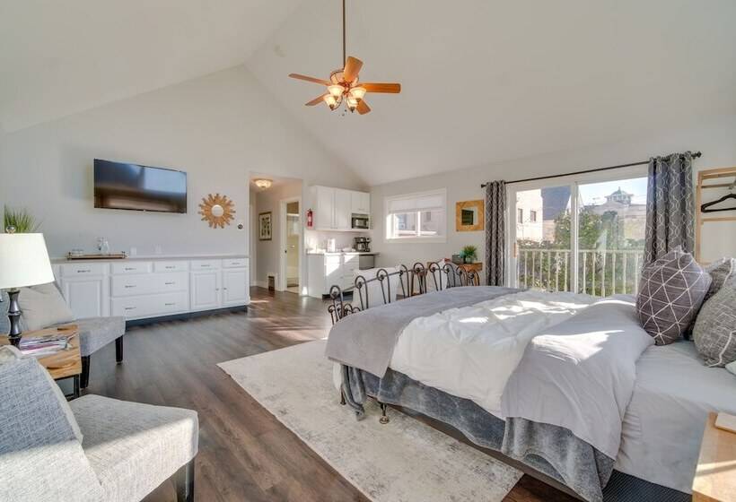 Charming Getaway, Walk To Windsor Lake & Downtown!