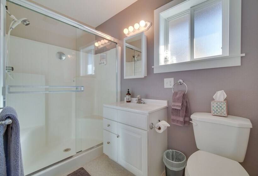 Charming Getaway, Walk To Windsor Lake & Downtown!