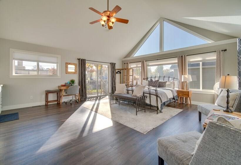 Charming Getaway, Walk To Windsor Lake & Downtown!