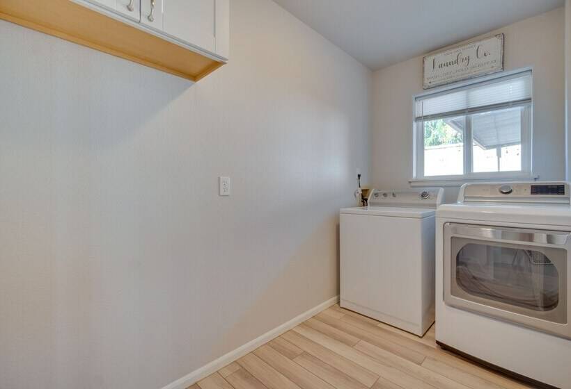 Charming Getaway, Walk To Windsor Lake & Downtown!