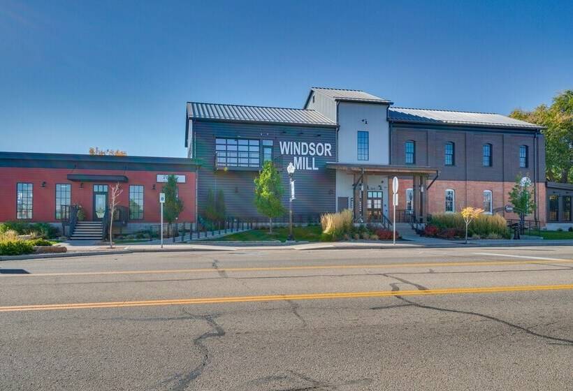 Charming Getaway, Walk To Windsor Lake & Downtown!
