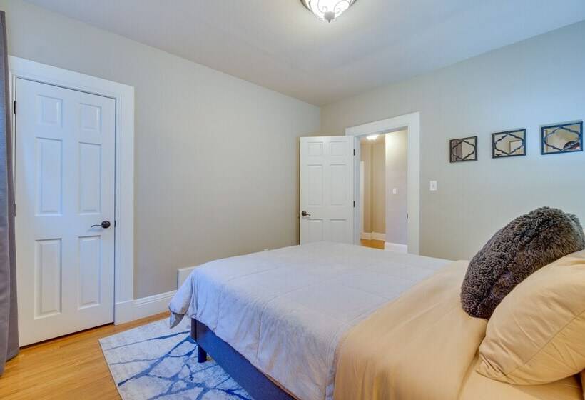 Charming Getaway, Walk To Windsor Lake & Downtown!