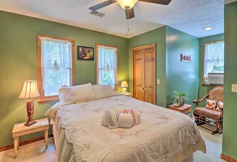 10 Acre Mountain Home Getaway W/ Fire Pit