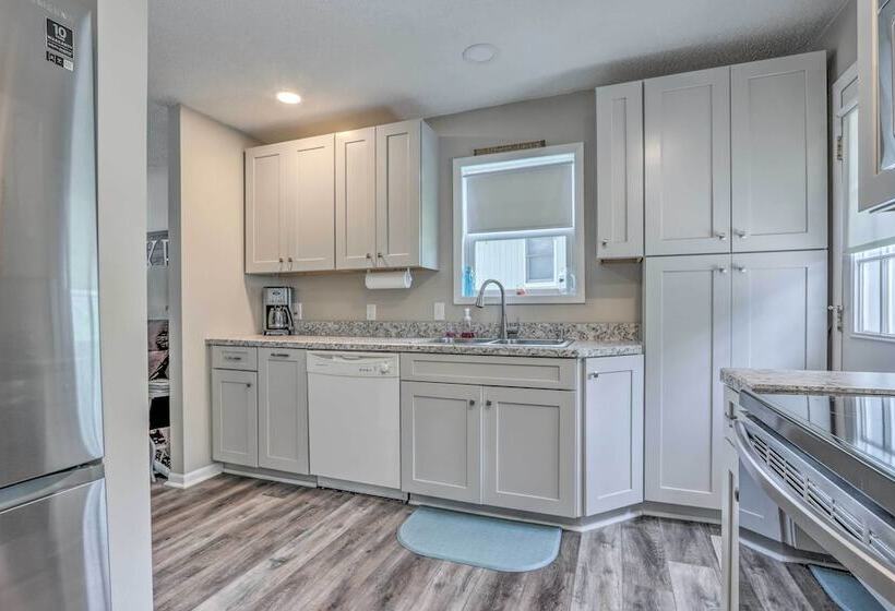 Steps To Lake: Cheerful Camdenton Cottage!