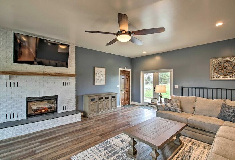 Chic Ste Genevieve Home W/ Nice Interior Amenities