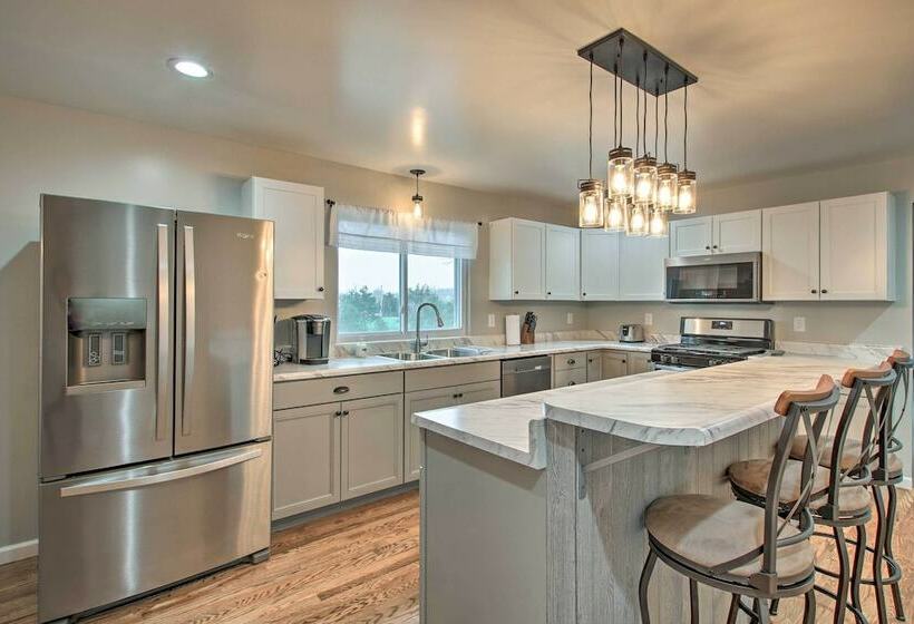 Chic Ste Genevieve Home W/ Nice Interior Amenities