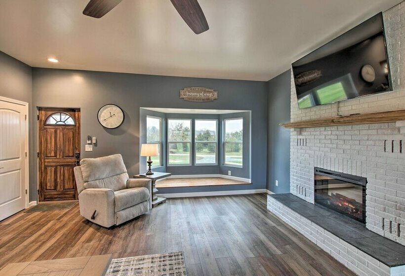 Chic Ste Genevieve Home W/ Nice Interior Amenities