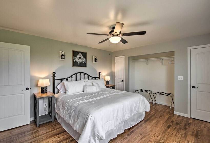 Chic Ste Genevieve Home W/ Nice Interior Amenities