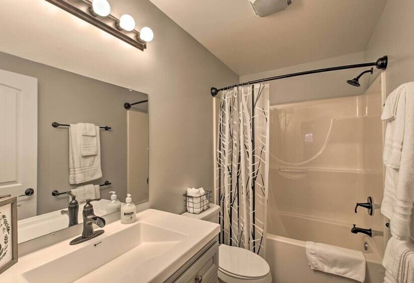 Chic Ste Genevieve Home W/ Nice Interior Amenities