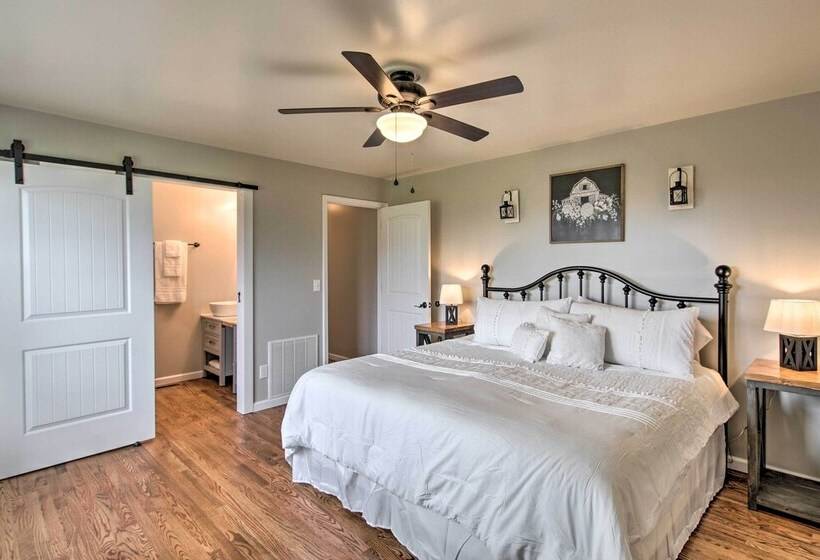 Chic Ste Genevieve Home W/ Nice Interior Amenities