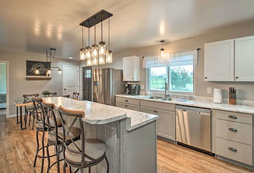 Chic Ste Genevieve Home W/ Nice Interior Amenities