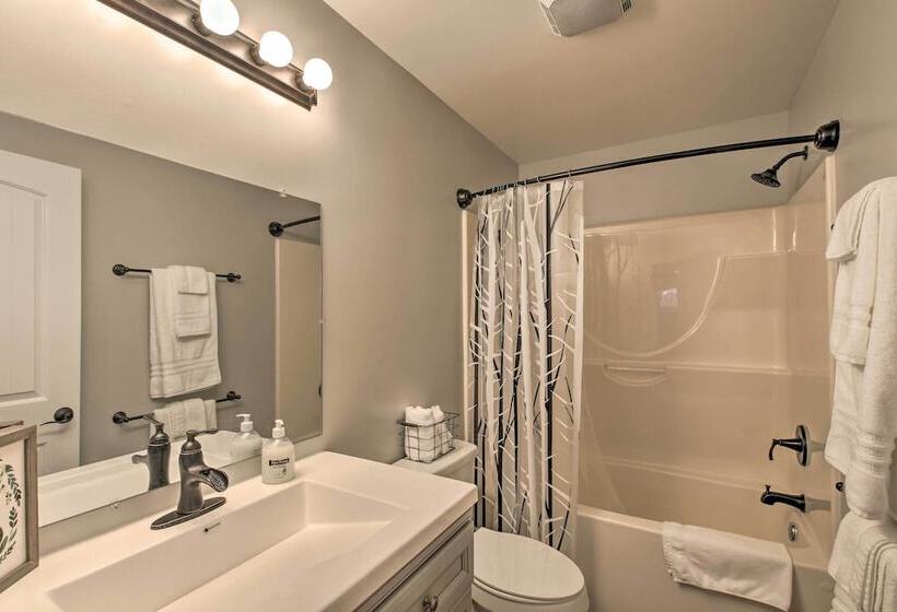 Chic Ste Genevieve Home W/ Nice Interior Amenities