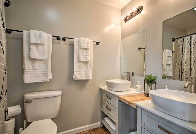 Chic Ste Genevieve Home W/ Nice Interior Amenities