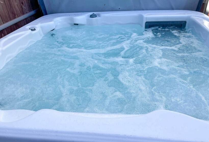 Hot Tub & Spacious Yard: Chino Valley Home!