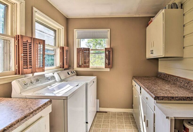 Near Dining: Columbus Cottage W/ Furnished Deck!