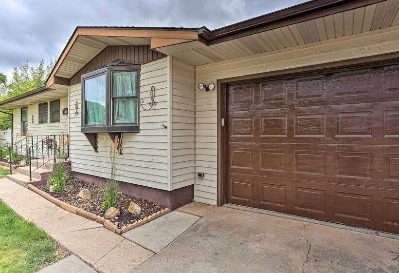 Quiet Rapid City Home Walk To Canyon Lake Park