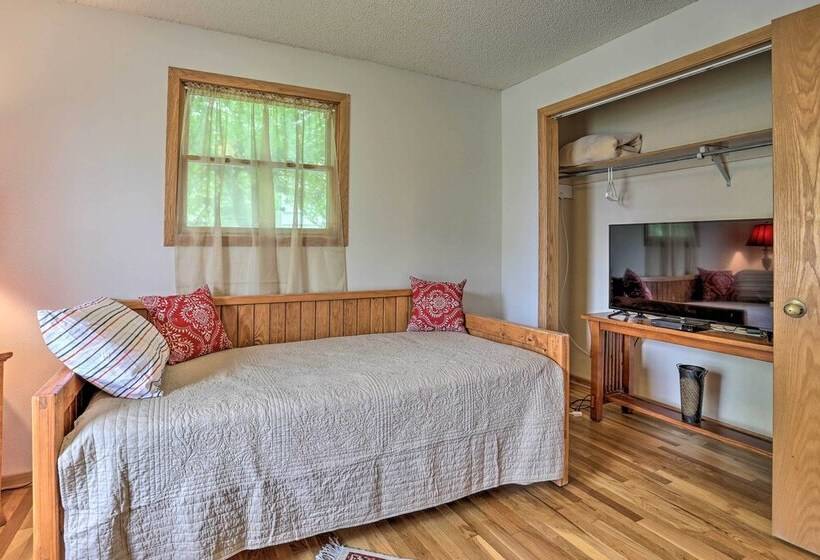 Quiet Rapid City Home Walk To Canyon Lake Park