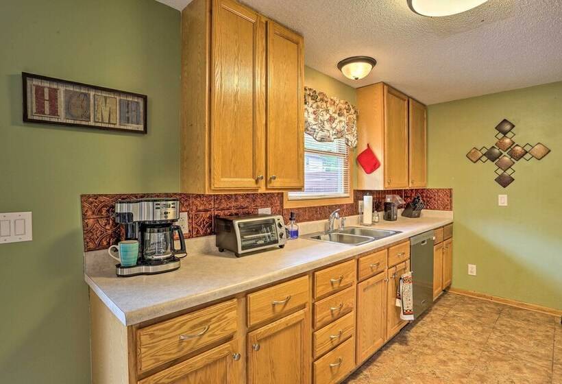 Quiet Rapid City Home Walk To Canyon Lake Park