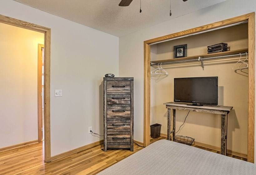 Quiet Rapid City Home Walk To Canyon Lake Park