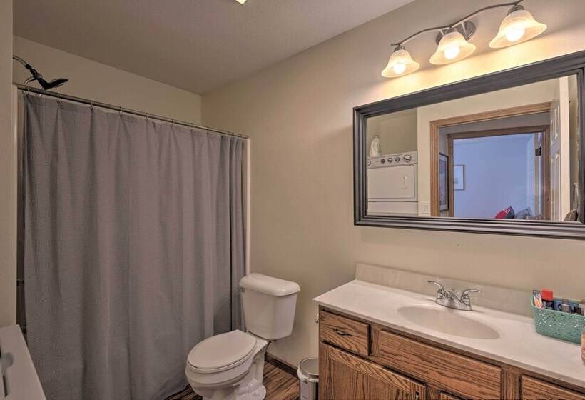 Cozy Cedar Rapids Pad   2 Blocks To Mercy Care!